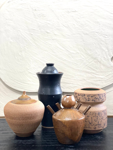 Black Urn with Points